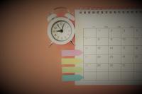 Kalender met post-its en wekker